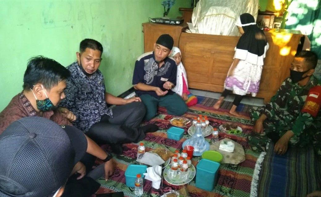 Irvan Suharianto (tengah, berkopiah hitam) saat menemui para tamu di rumahnya. (foto: Ikhsan Mahmudi/ngopibareng.id)