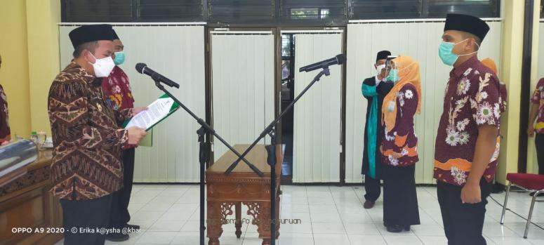 Pelantikan 3 pejabat baru oleh Wabup Pasuruan KH Mujib Imron. (Foto: Dok Humas)