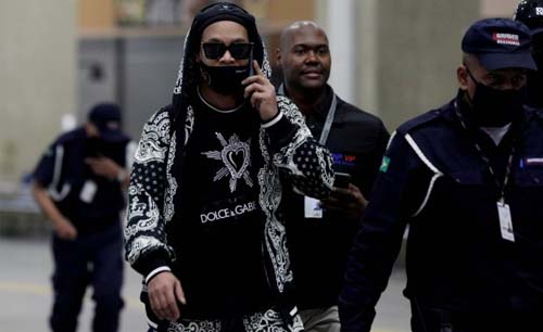 Ronaldinho tiba di Rio de Janeiro,  di Bandara RIOgaleao, Rio de Janeiro, Brazil, Selasa kemarin waktu setempat setelah ditahan hampir enam bulan di Paraguay karena menggunakanpaspor palsu. (Foto:Reuters)