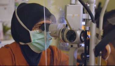 Dokter spesialis mata dr Rita Tjandra, SpM, saat memeriksa mata pasien di Rumah Sakit Mata Undaan (RSMU) Surabaya. (Foto: Instagram @rs.mataundaan)