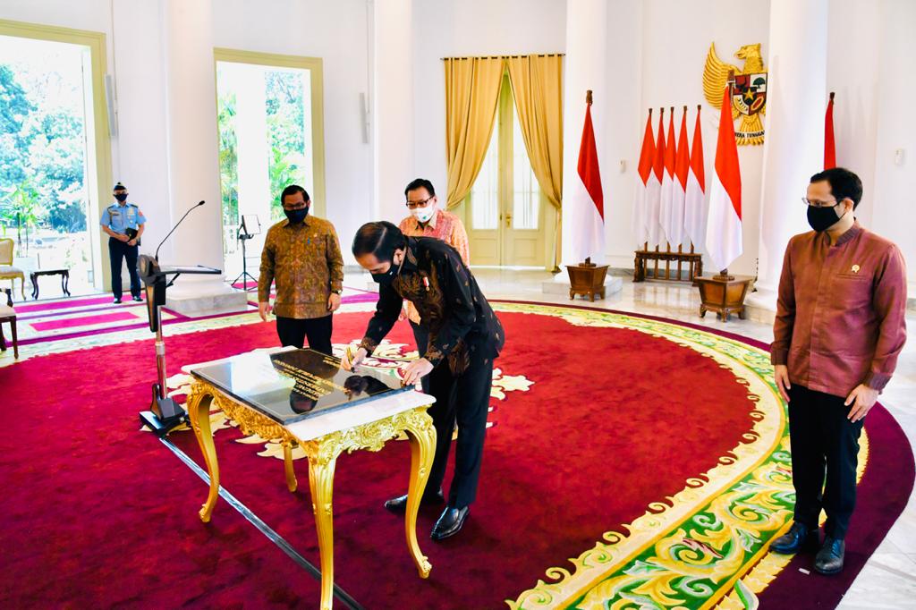 Presiden Joko Widodo menandatangani prasasti menandai diresmikannya Gedung Sekolah Vokasi  Undip Semarang.(Foto: Setpres).