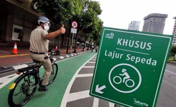 Gubernur DKI Anies Baswedan bersepeda. Dia usul ada jalur khusus sepeda di TolLingkar Dalam Jakarta. (Foto:Akurat)