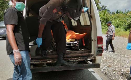 Jenazah Yausan, pembuat batako di Yahukimo dievakuasi aparat keamanan dari TKP, Rabu kemarin. (Foto:ReportasePapua) 