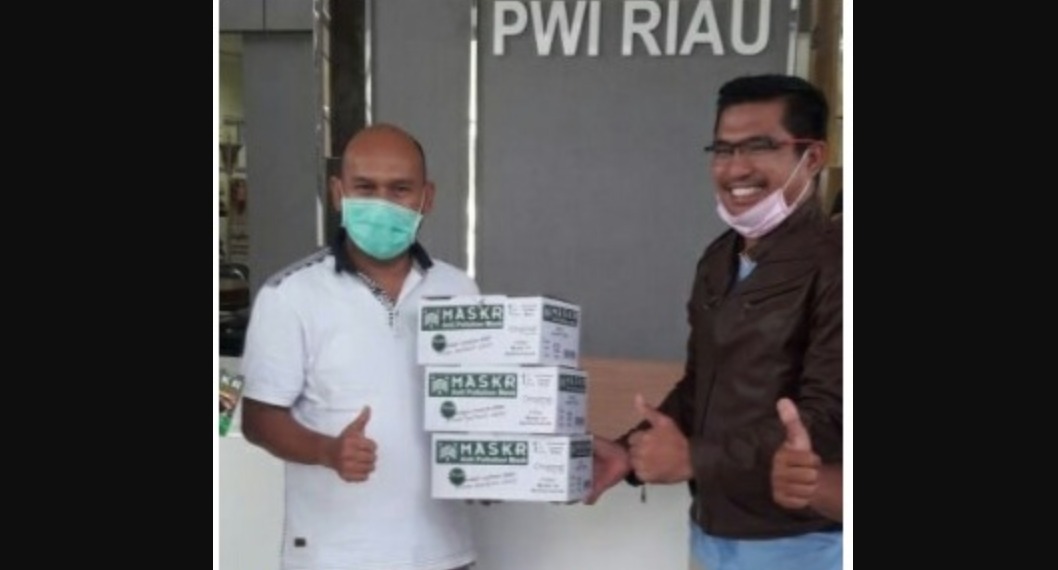 Sekretaris PWI Riau Amril Jambak menerima bantuan masker yang diserahkan perwakilan PGN, Ramadhan di Sekretarit PWI. (Foto: Istimewa)