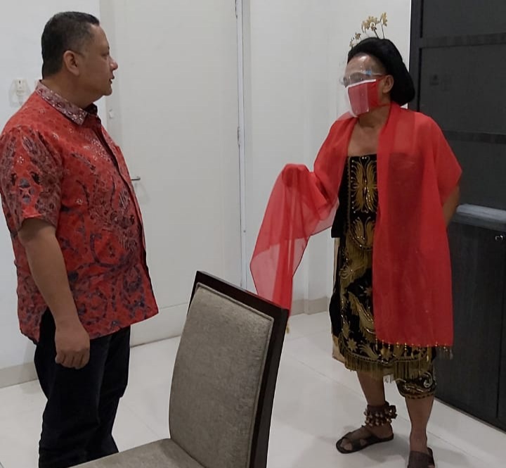 Wakil Walikota Surabaya Whisnu Sakti Buana ketika bertemu dengan Roesmini. (Foto: Alief/ngopibareng.id)