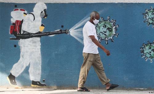 Jumlah pasien corona Amerika Latin  lebih dari 7 juta orang. Seorang warga Brazil berjalan di Ibu Kota Rio de Janeiro, melewati mural tentang corona. (Foto:DW)