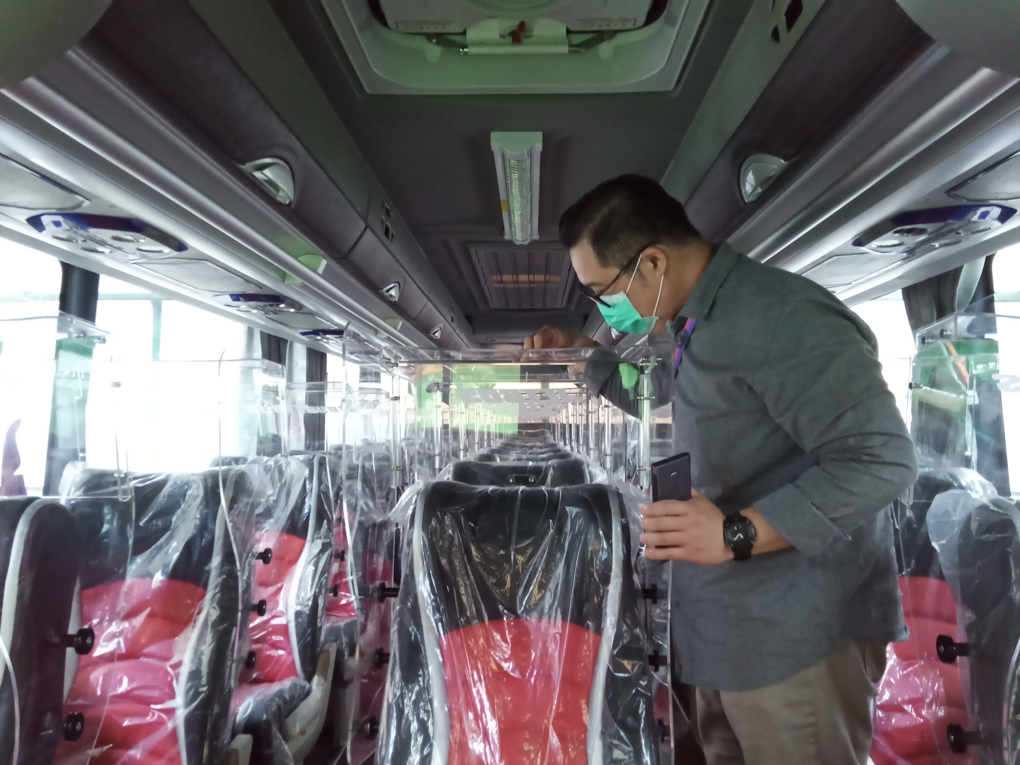 Contoh tempat duduk bus new normal yang dilengkapi sekat pelindung (Foto: Lalu Theo/ngopibareng.id)