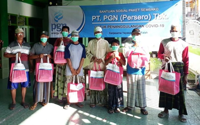 Warga Dusun Buden Lamongan Jawa Timur berfoto bersama usai menerima paket sembako dari PT. PGN. (Foto: Istimewa)