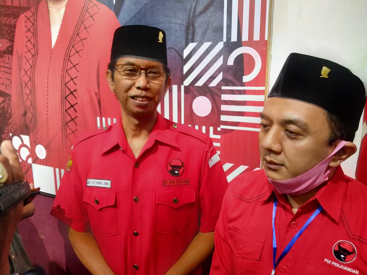 Ketua DPC PDI Perjuangan Surabaya, Adi Sutarwijono bersama dengan Ketua Bapilu PDI Perjuangan Jatim, Deni Wicaksono. (Foto: Fariz Yarbo/Ngopibareng.id)