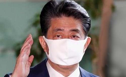 PM Jepang Shinzo Abe menyapa wartawan di kediamannya hari Jumat, usai menyatakan pengunduran diri karena kesehatannya yang memburuk. (Foto:Reuters)