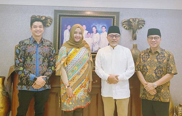 Aktor Adly Fairuz diusung DPP PDIP sebagai bakal calon Wakil Bupati Karawang, Jawa Barat, mendampingi Yessy Karya Lianti. (Foto: Instagram)