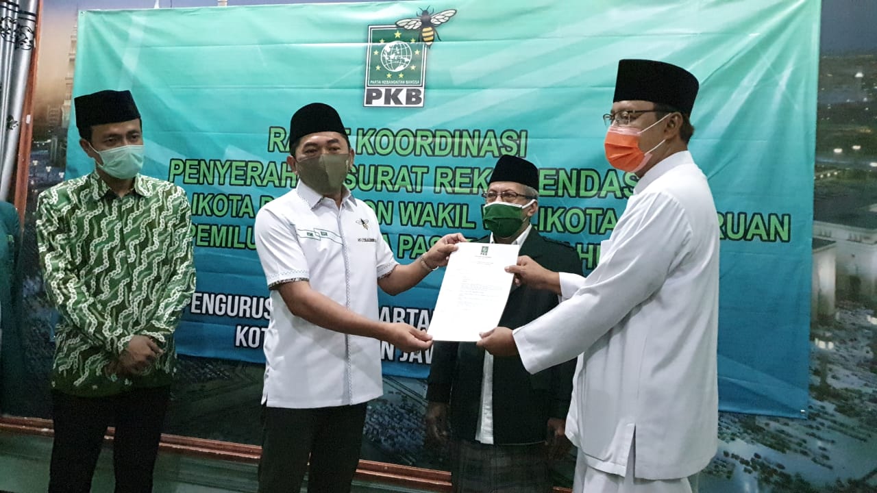 Saifullah Yusuf atau Gus Ipul (kanan) saat menerima surat rekomendasi calon Walikota Pasuruan, Jumat, 28 Agustus 2020. (Foto: Ngopibareng.id)