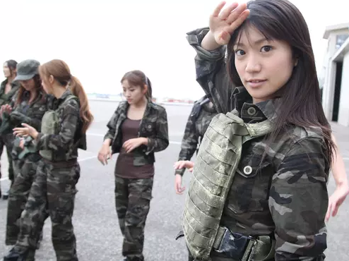 Mantan Perdana Menteri (PM) Jepang Shinzo Abe memilih girlgroup AKB48 menjadi model iklan militer. (Foto: Instagram)