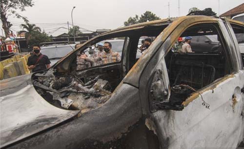 Mapolsek Ciracas kemarin diserang orang-orang tak dikenal, Dua mobil dirusak, salah satunya mobil Wakapolsek dibakar. (Foto:Antara)