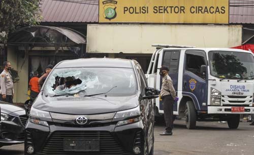 Mapolsek Ciracas hari Sabtu kemarin diserang sekitar 100 orang tak dikenal. Dandim Jakarta Timur menegaskan tidak ada anggotanya yang terlibat serangan itu. (Foto:Antara)