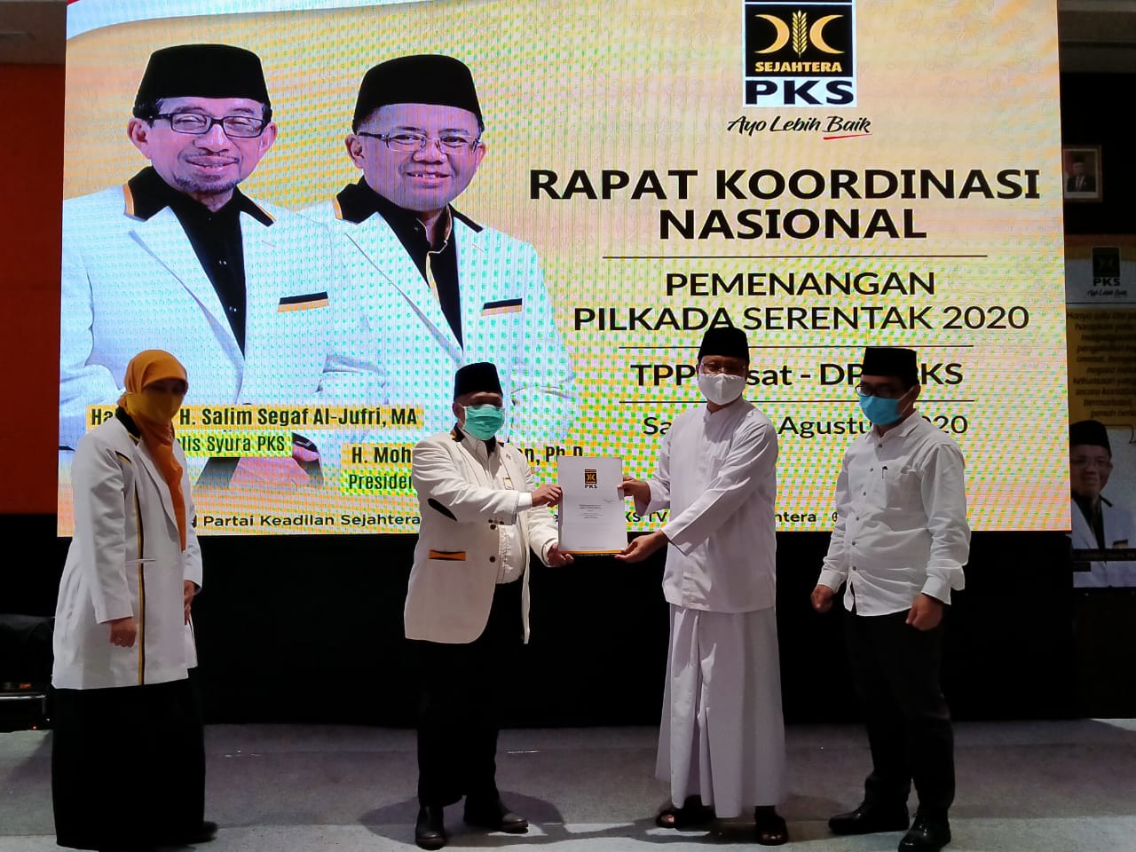 Pasangan Saifullah Yusuf-Adi Wibowo menerima rekomendasi dari Ketua DPW PKS Jatim, Irwan Setiawan di Hotel Mercure, Surabaya, Sabtu 29 Agustus 2020. (Foto: Fariz Yarbo/Ngopibareng.id)
