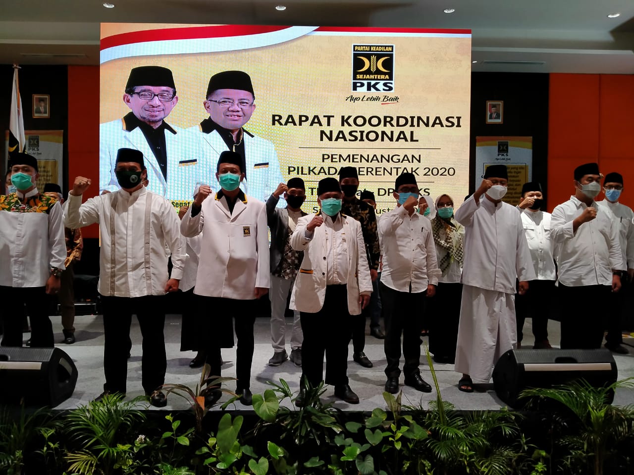 Ketua DPW PKS Jatim, Irwan Setiawan (tengah) bersama dengan seluruh calon yang diusung dalam Pilkada Serentak 2020 di Hotel Mercure, Surabaya, Sabtu 29 Agustus 2020. (Foto: Fariz Yarbo/Ngopibareng.id)