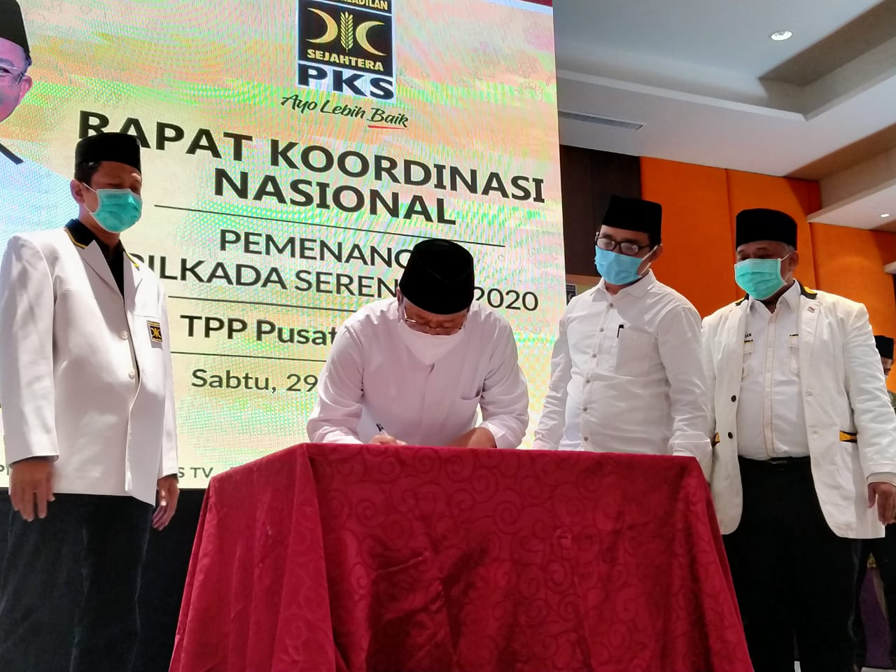 Bakal Calon Walikota Pasuruan, Saifullah Yusuf melakukan penandatanganan pakta integritas di Rapat Koordinasi Nasional PKS secara virtual di Hotel Mercure, Surabaya, Sabtu 29 Agustus 2020. (Foto: Fariz Yarbo/Ngopibareng.id)