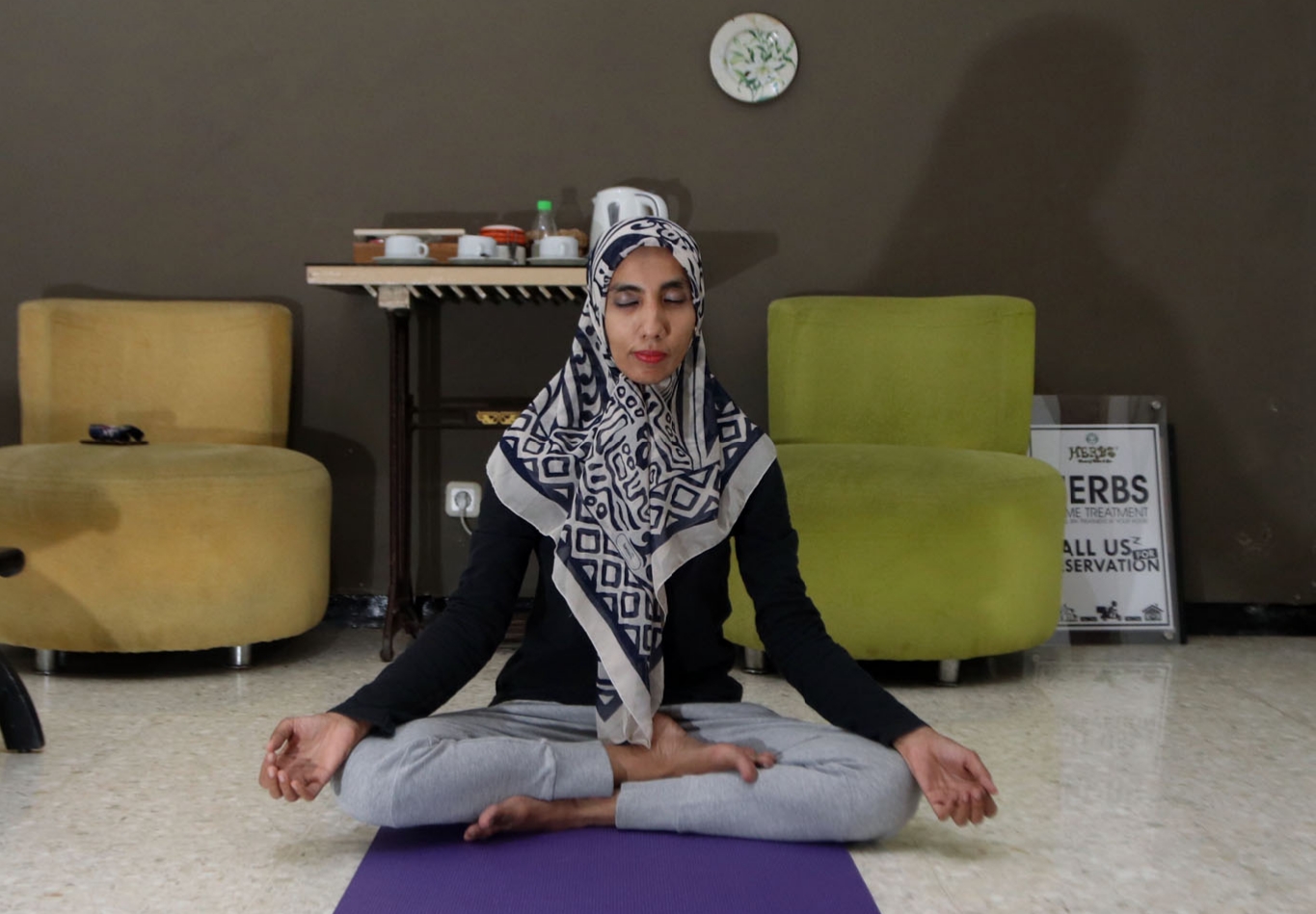 Salah satu gerakan yoga yang diperagakan oleh Syukriya Alkatiri. (Foto: Istimewa)