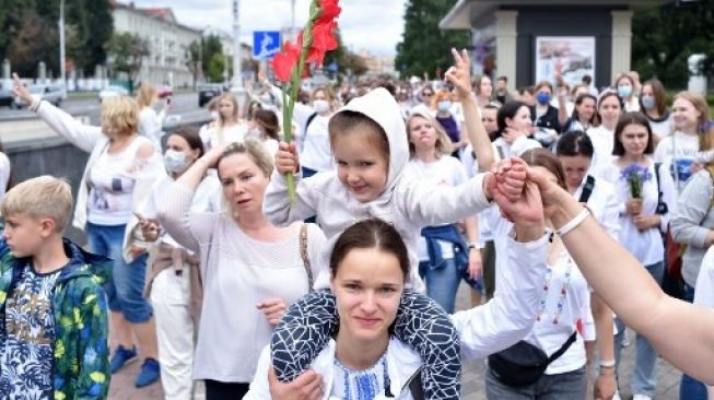 Ribuan emak-emak beraksi di Belarusia. (Foto: russia-today)