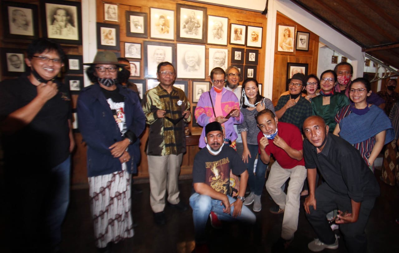 Mahfud MD bersama para seniman Jogjakarta.