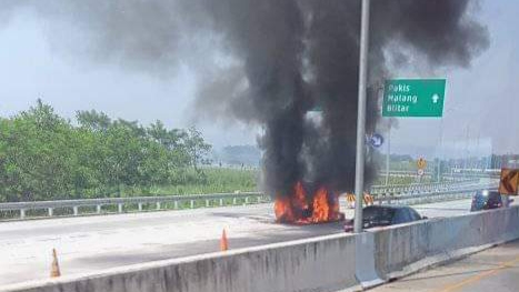 Mobil jenis KIA yang terbakar di Tol Malang (Foto: istimewa)