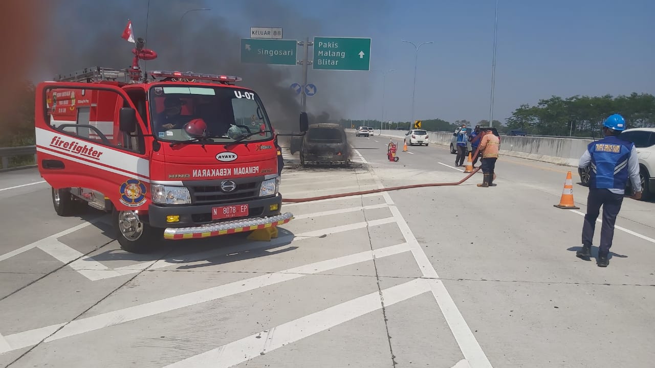 Unit damkar ketika memadamkan kobaran api dari mobil yang terbakar di KM 88/A Tol Pandaan-Malang (Foto: istimewa)