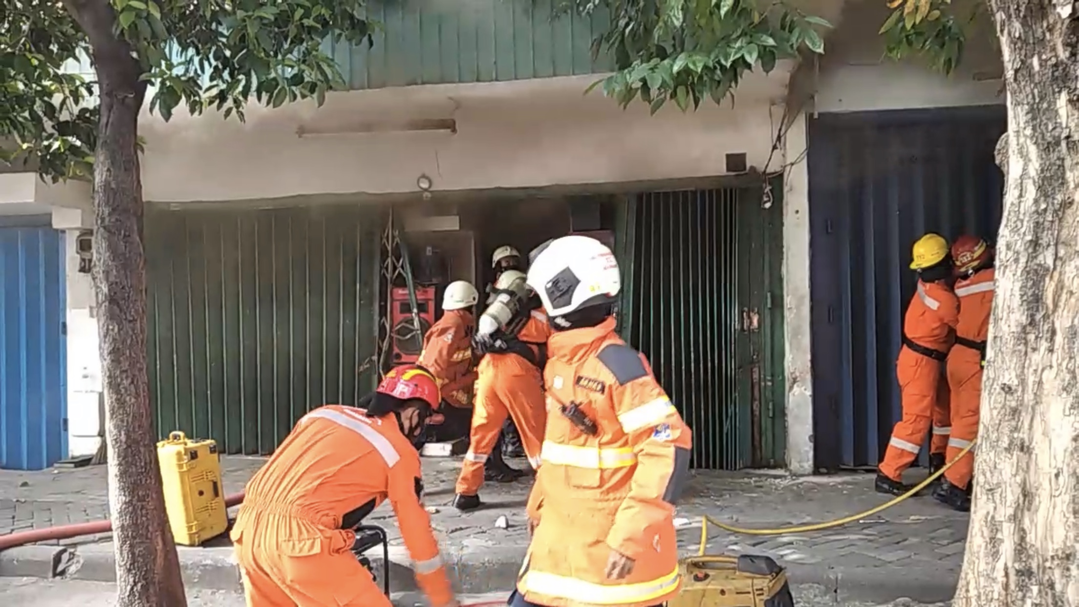 Toko elektronik di Jalan Kranggan terbakar (istimewa)