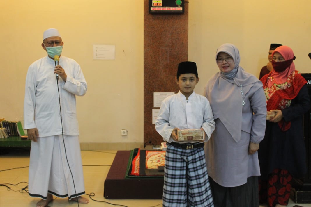 Kepala Sekolah TK Al Azhar 5 Kemandoran, Jakarta, Hj Musani bersama guru dan pengasuh Pesantren Ar Ridho Sentul, H Ir Hudori. (Foto: Asmanu Sudharso/Ngopibareng.id)