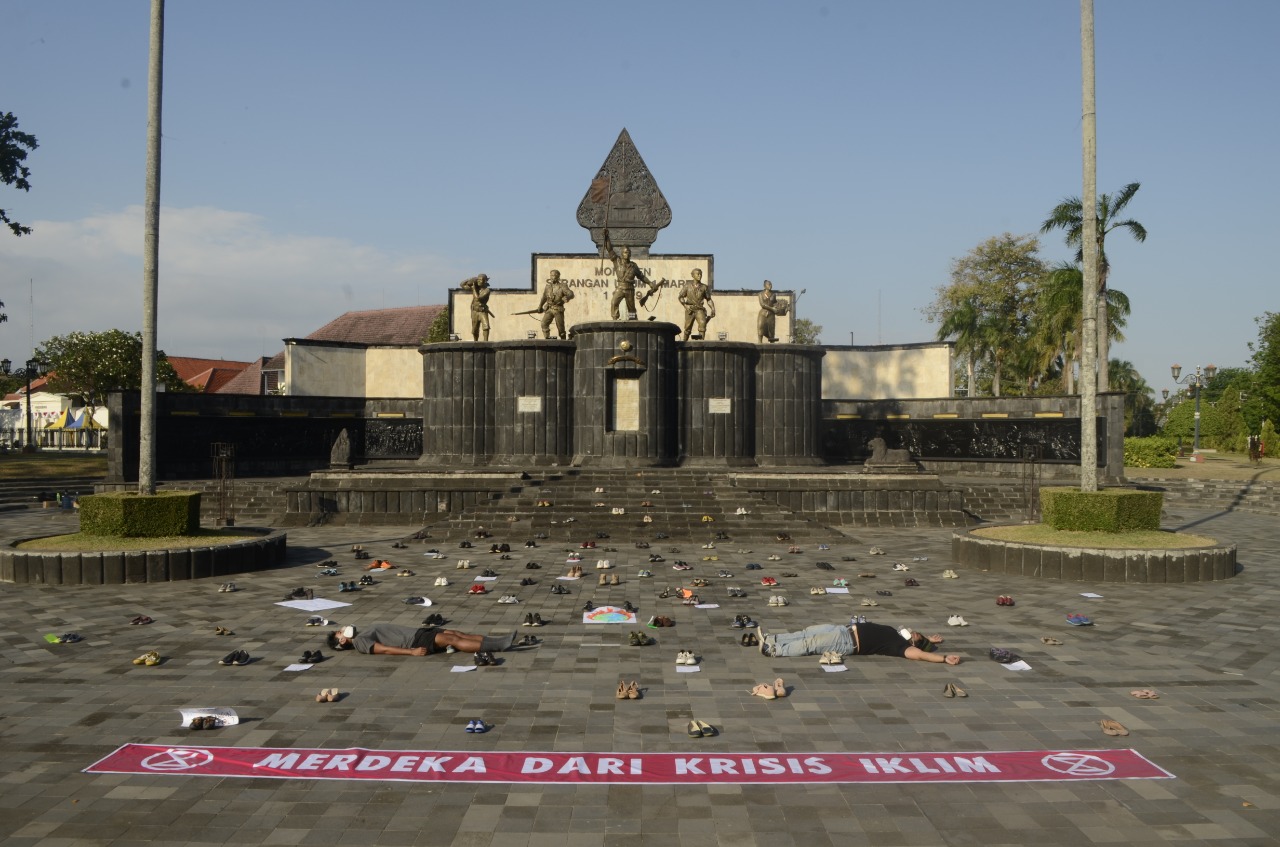 Aksi Sepatu Extinction Rebellion (XR) menuntut Indonesia merdeka dari krisis iklim. (Foto: Dok. XR)