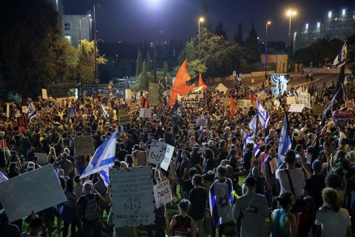 Puluhan ribu Warga Israel saat melakukan aksi menuntut mundur PM Benyamin Netanyahu. (Foto: aljazeera)