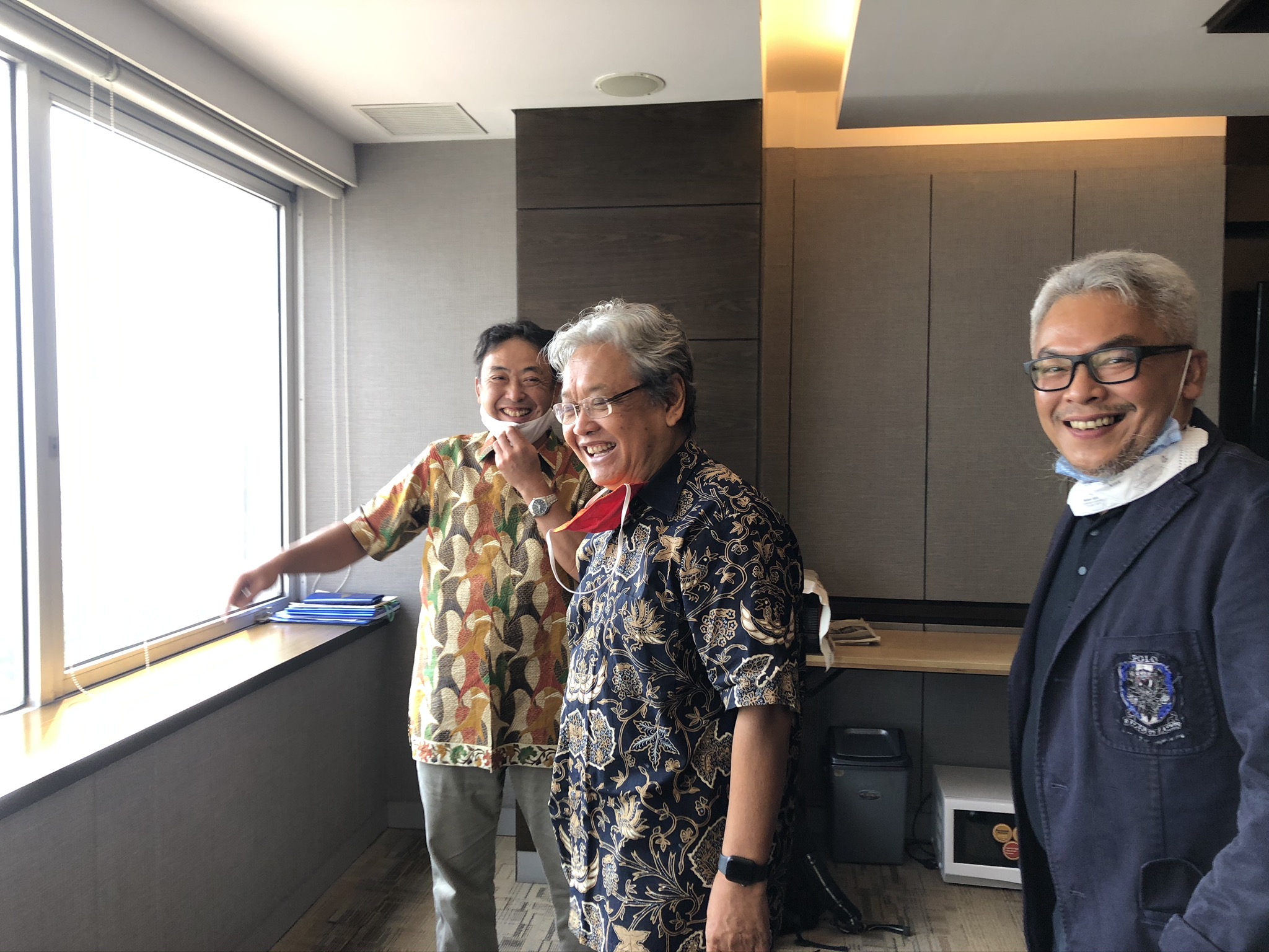 Heri Ahmadi (tengah) bersama Direktur PT Smelting Tatsua Inoue dan Irjunawan P Radjamin melihat Kedubes Jepang dari Wisma Nusantara Jakarta yang ada di seberangnya. (Foto Arif Afandi)