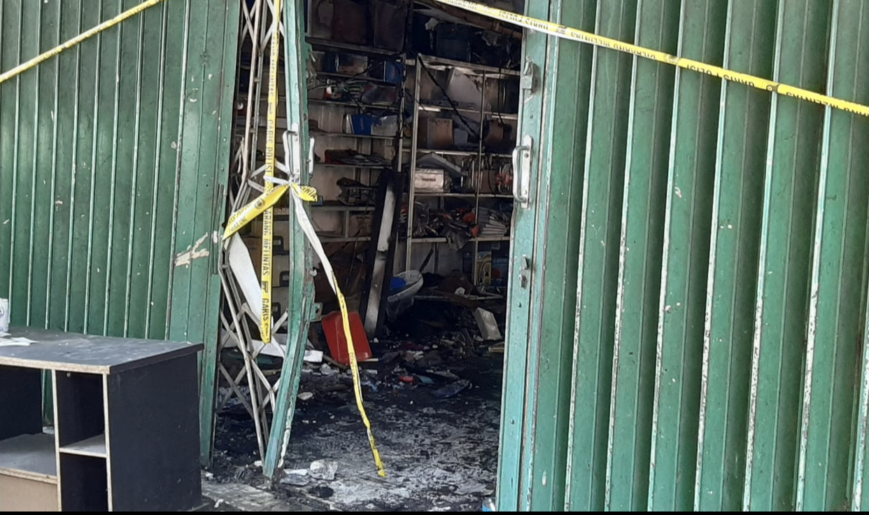 Kondisi toko elektronik di Jalan Kranggan, Surabaya, usai terbakar pada Minggu, 30 Agustus 2020. (Foto: Andhi Dwi/Ngopibareng.id)