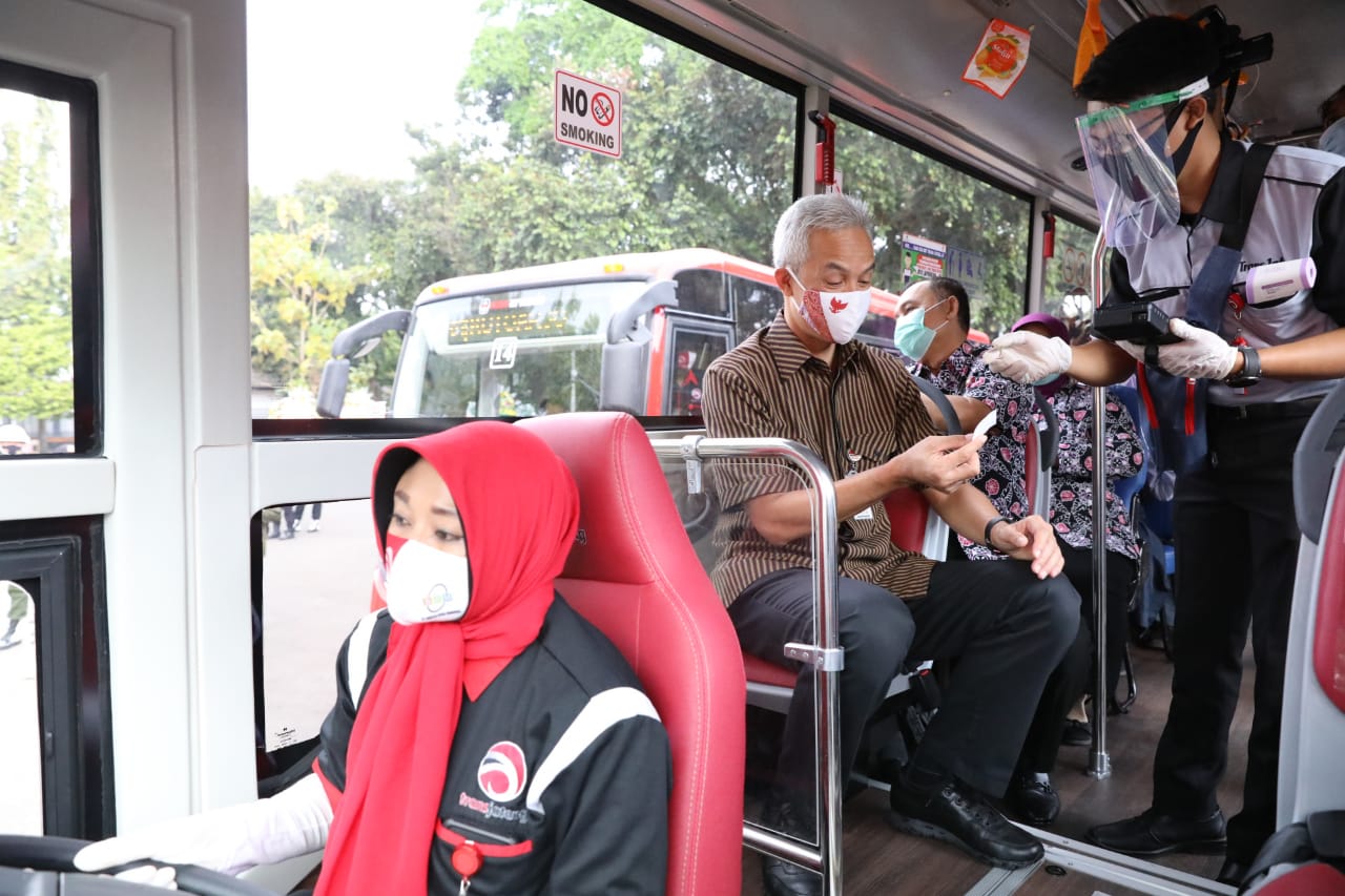 Gubernur Ganjar Pranowo saat meresmikan Bus Trans Jateng. (Foto: Ist/Ngopibareng.id)