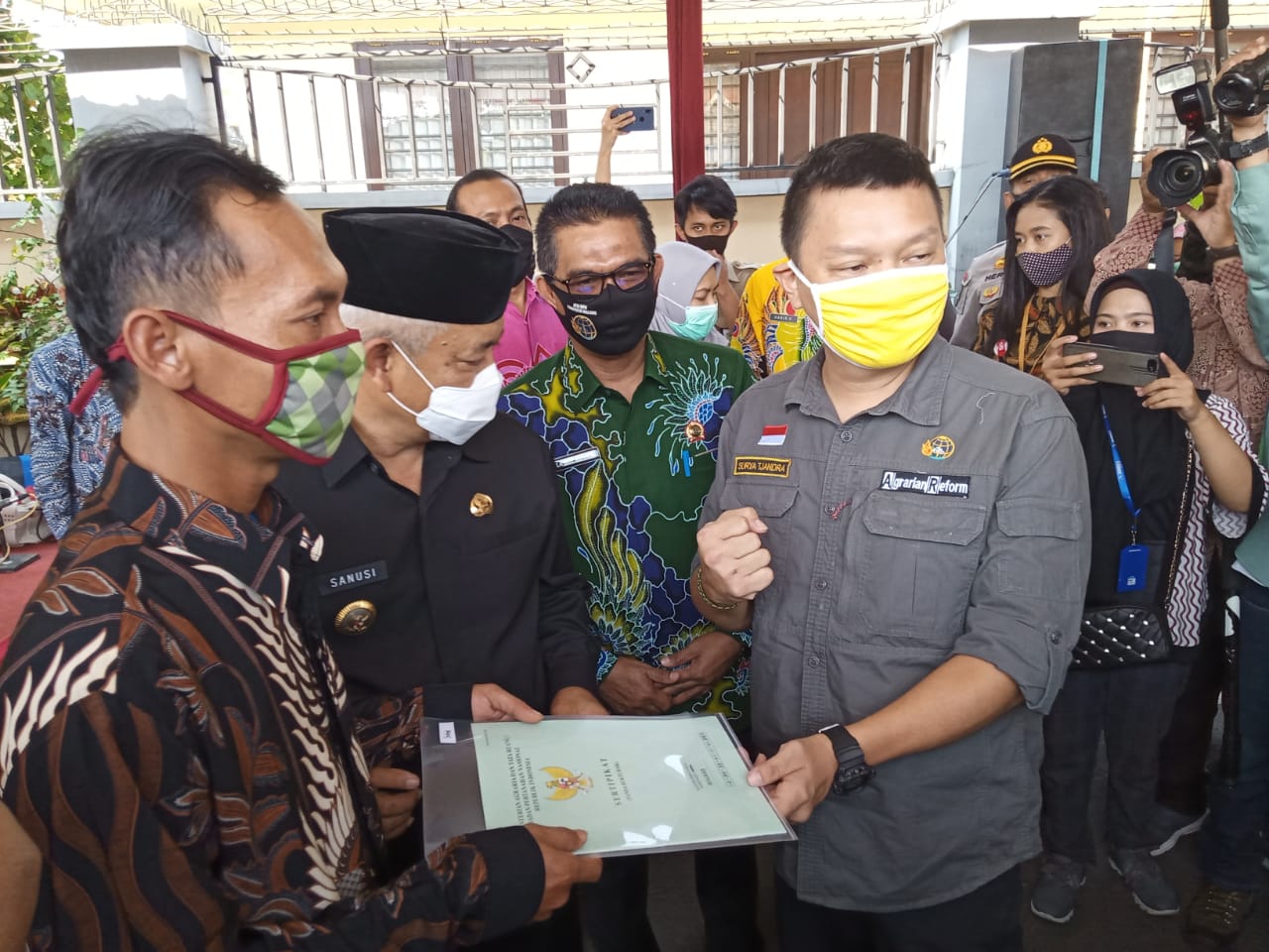 Wakil Menteri (Wamen) ATR/BPN, Surya Tjandra saat menyerahkan sertifikat tanah ke warga Malang di Kampung Glintung, Kota Malang (Foto: Lalu Theo/Ngopibareng.id)