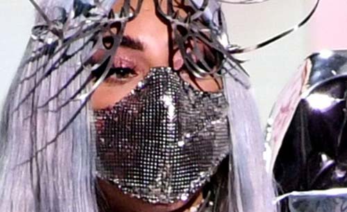 Lady Gaga saat menerima penghargaan dari MTV VMAs 2020 sebagai Artist of the Year dan MTV Tricon Award hari Minggu malam memakai basker buatan Indonesia. (Foto:MTVCom)