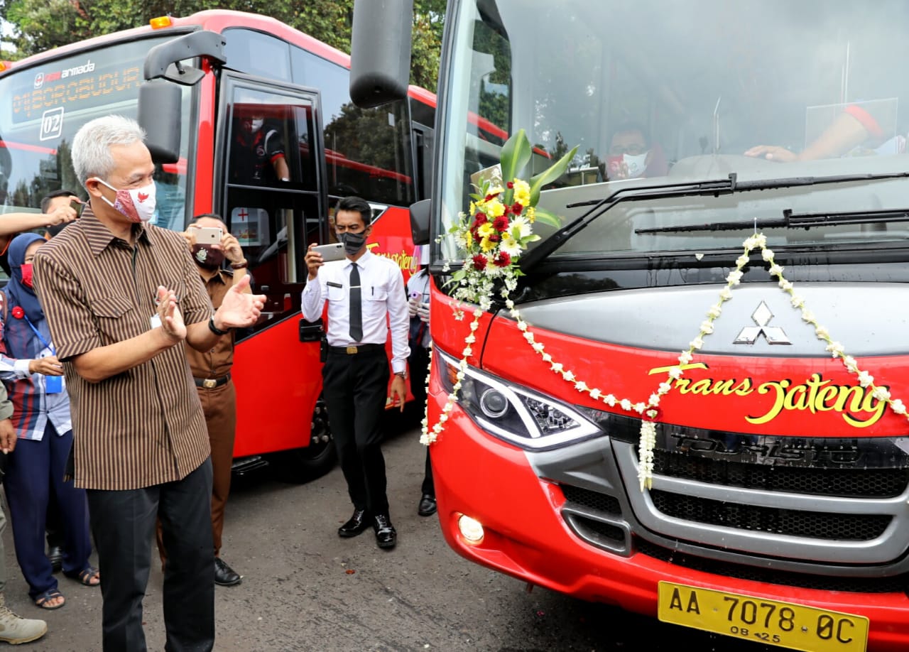 Gubernur Ganjar Pranowo saat meresmikan Trans Jateng. (Foto: Ist/Ngopibareng.id)