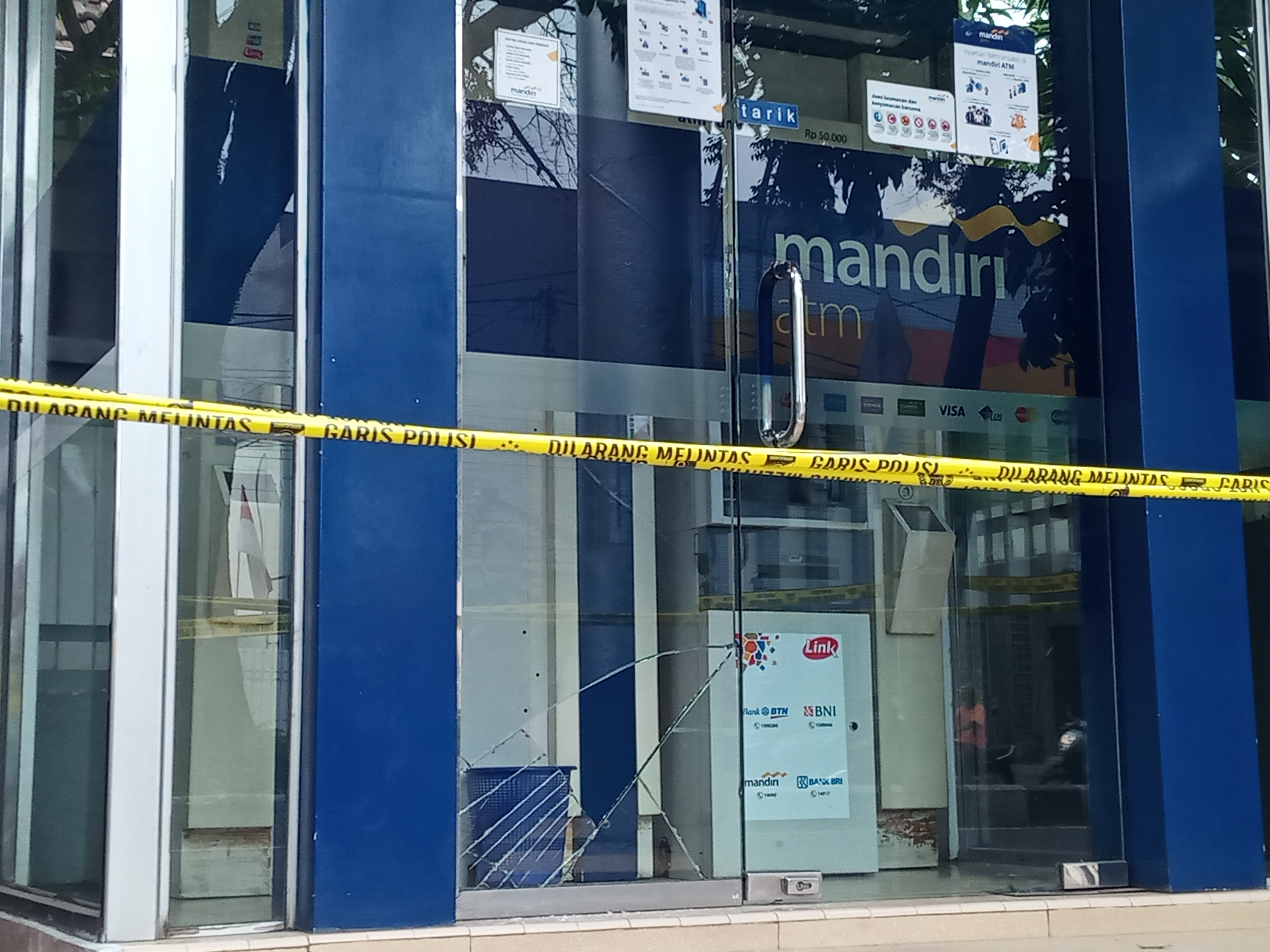 ATM Mandiri yang ditembak oleh terduga dua orang pelaku (Foto: Lalu Theo/Ngopibareng.id)