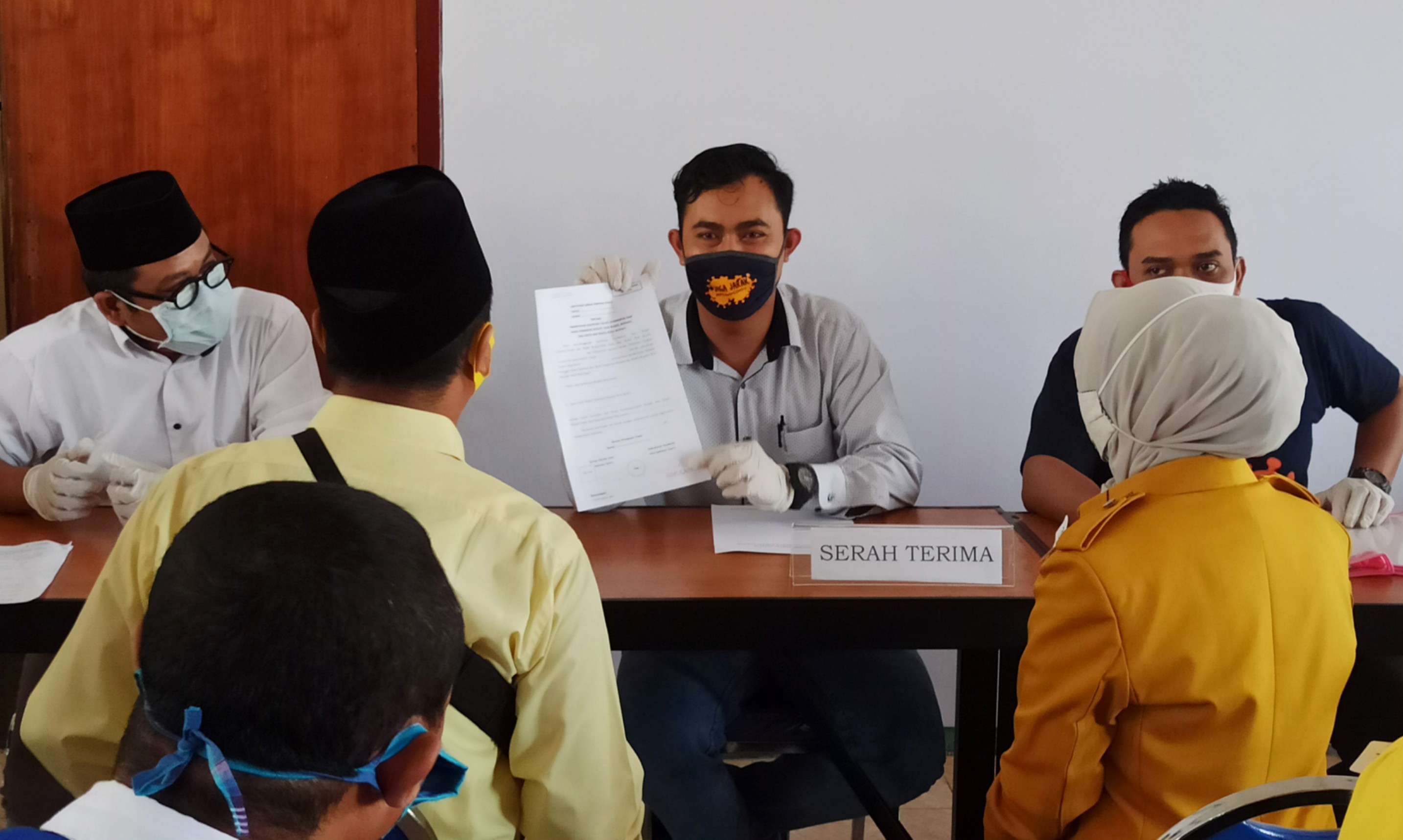 Komisioner KPU Divisi Teknis, Ari Mustofa. (tengah) sedang memberi penjelasan kepada petugas partai dalam simulasi pendaftaran yang digelar Selasa 1 September 2020 siang. (Foto: Muh. Hujaini/Ngopibareng.id)