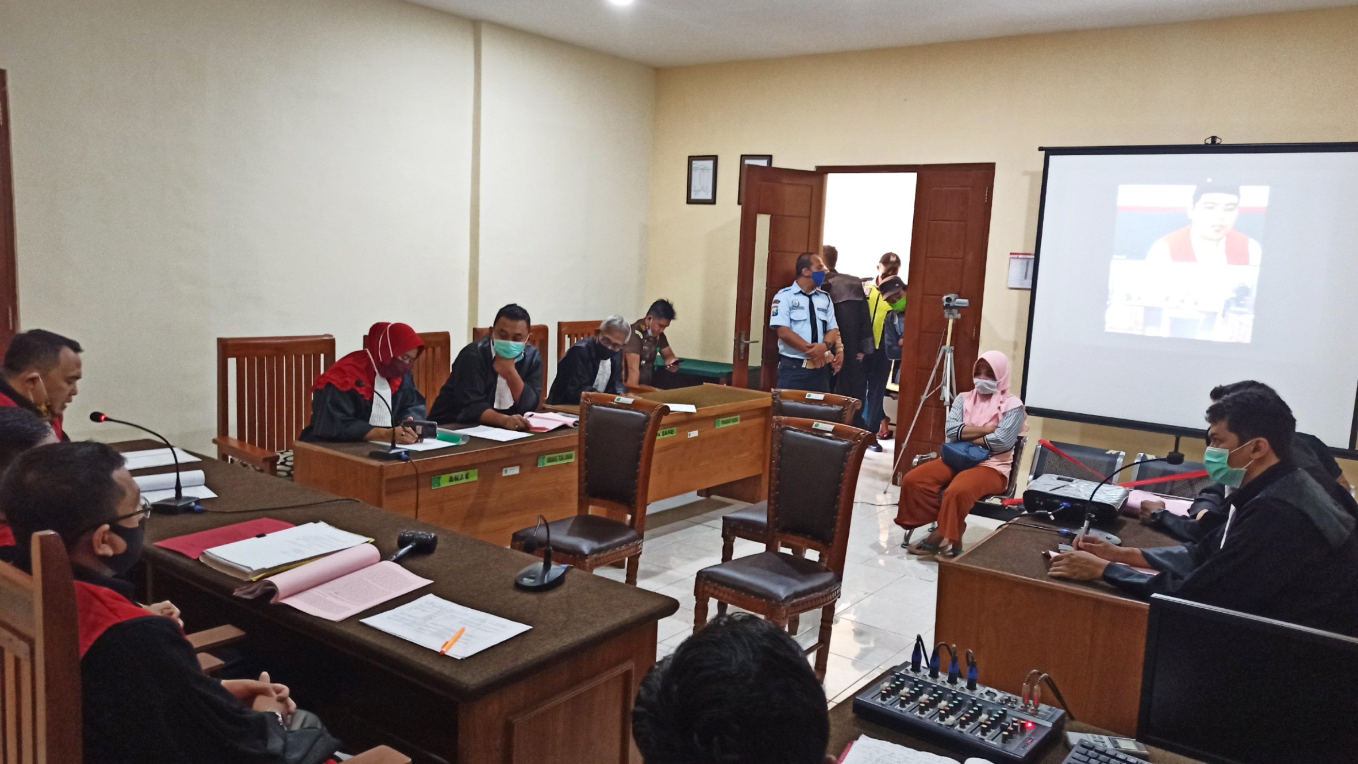 Suasana sidang kasus pembunuhan Rosidah di Pengadilan Negeri Banyuwangi (foto: Muh Hujaini/Ngopibareng.id)