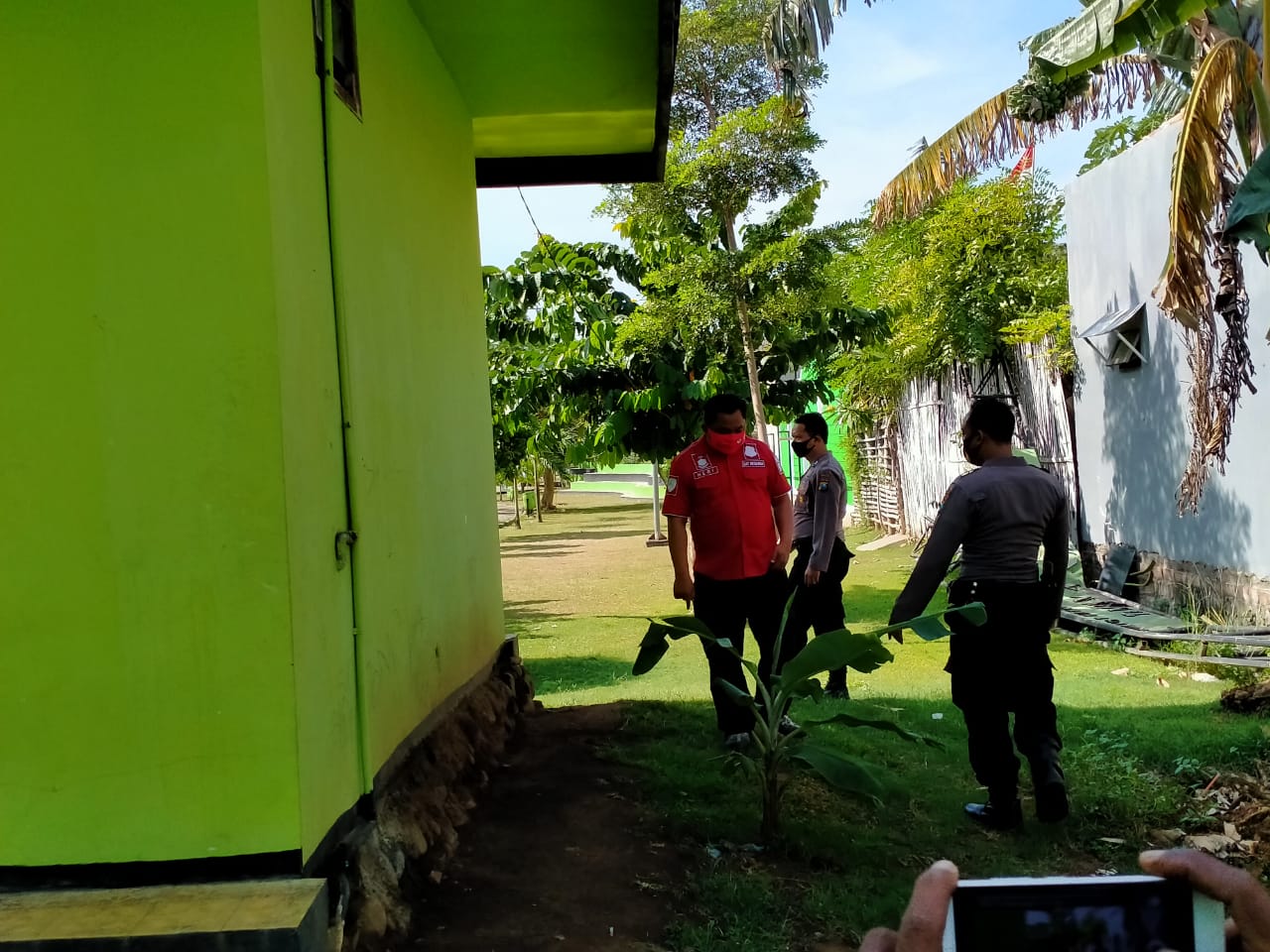 Jajaran Satuan Reskrim Polresta turun ke Taman Maramis untuk menyelidiki video mesum. (Foto: Ikhsan Mahmudi/Ngopibareng.id)