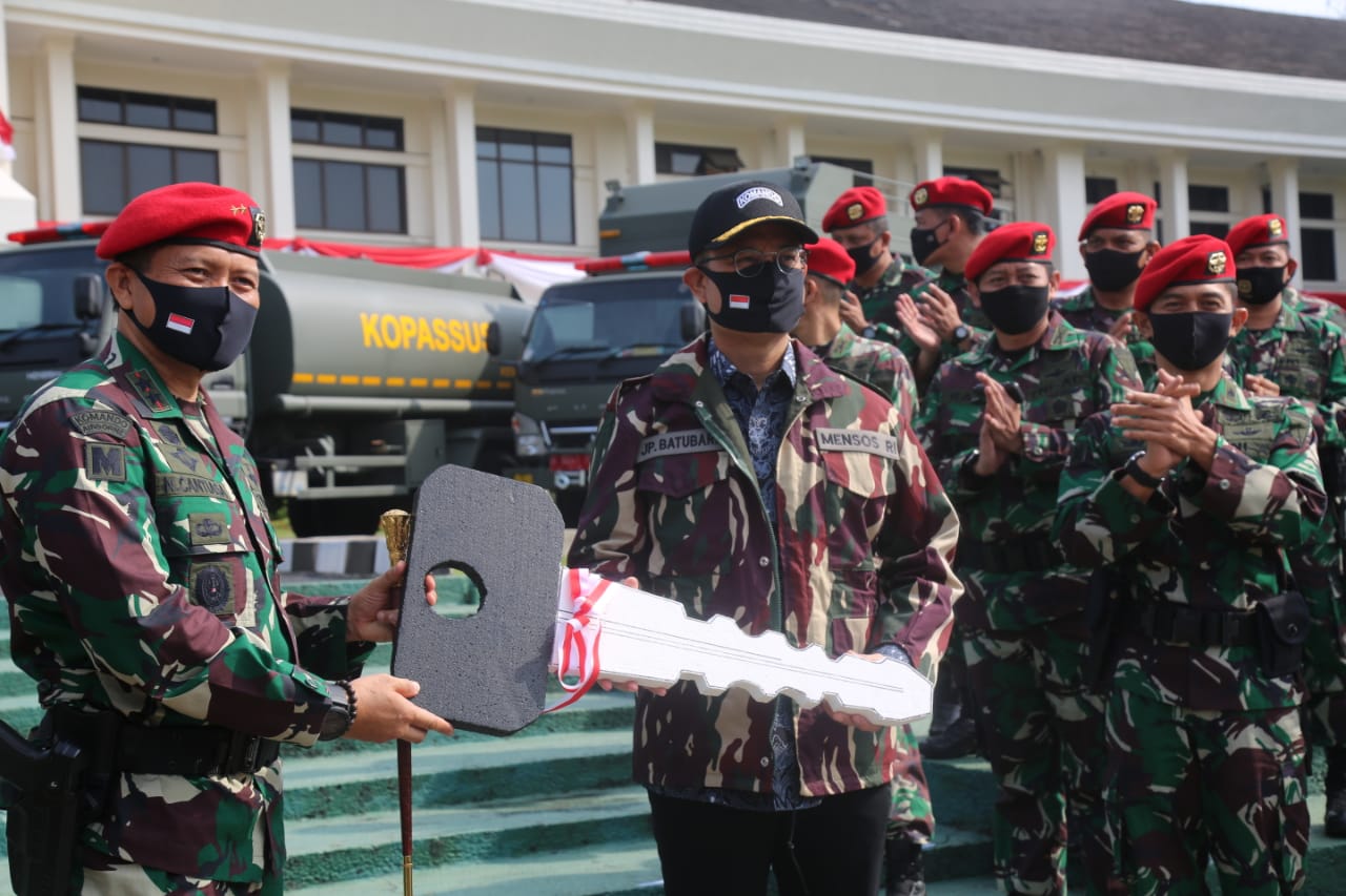 Mensos Juliari P Batubara menyerahkan 4 kendaraan operasional penanggulangan bencana secara simbolis kepada kepada Danjen Kopassus, Mayjen TNI I Nyoman Cantiasa. (Foto: Istimewa)