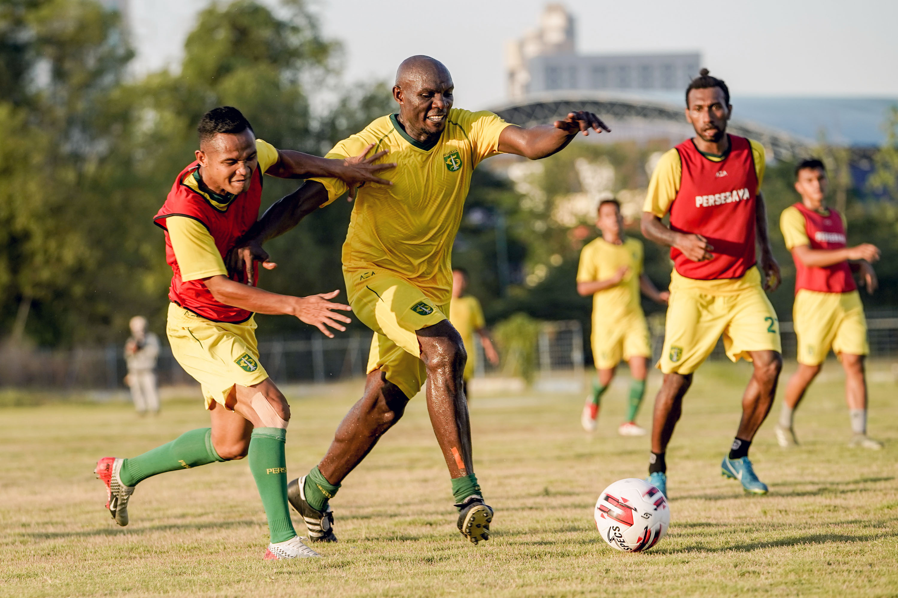 Pemain Persebaya, Zoubairou Garba berebut bola dengan Oktavianus Fernando dalam latihan di Lapangan Unesa, Surabaya, Selasa 1 September 2020. (Foto: Official Persebaya)