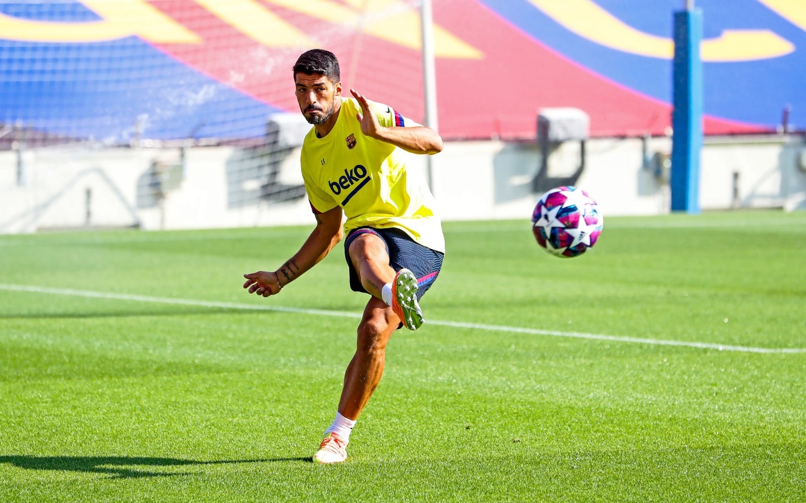 Luis Suarez saat latihan bersama Barcelona beberapa waktu lalu. (Foto: Twitter/@FCBarcelona)