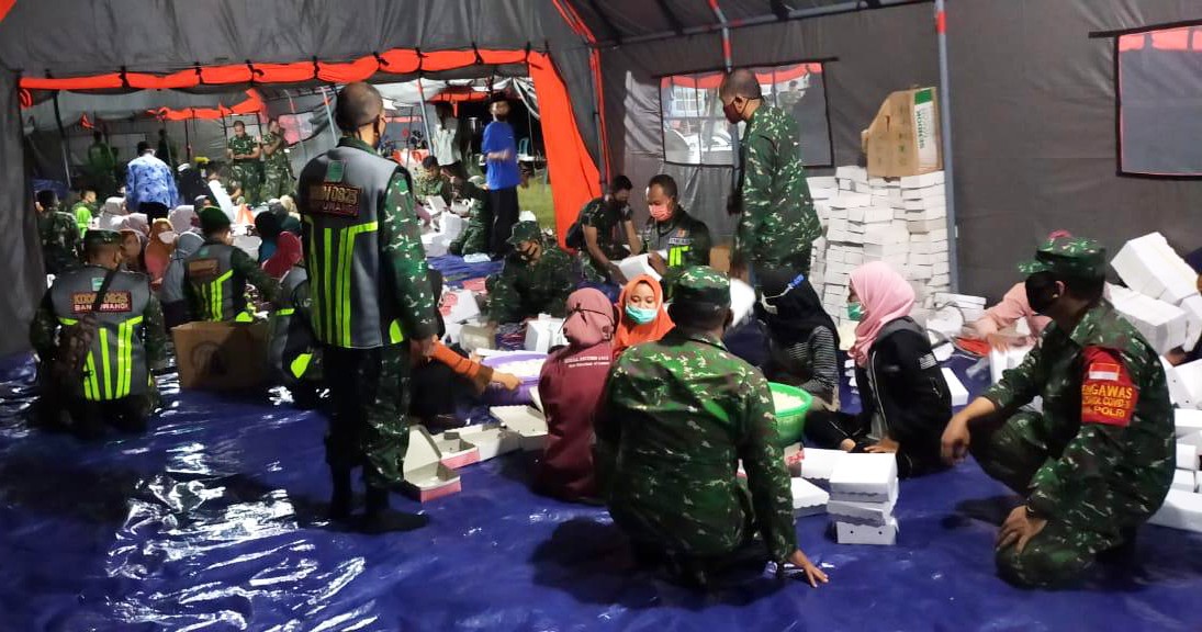 Personil TNI sedang melakukan aktivitas di Dapur umum untuk melayani  kebutuhan makan santri yang sedang menjalani karantina massal (foto:istimewa)