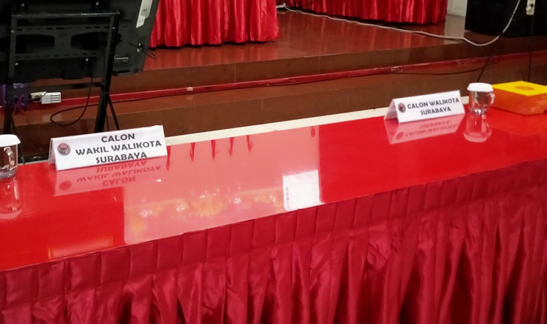 Meja untuk bakal pasangan Calon Walikota Surabaya dan Calon Wakil Walikota Surabaya di DPD PDI Perjuangan Jatim, Surabaya, Rabu 2 September 2020. (Foto: Fariz Yarbo/Ngopibareng.id)