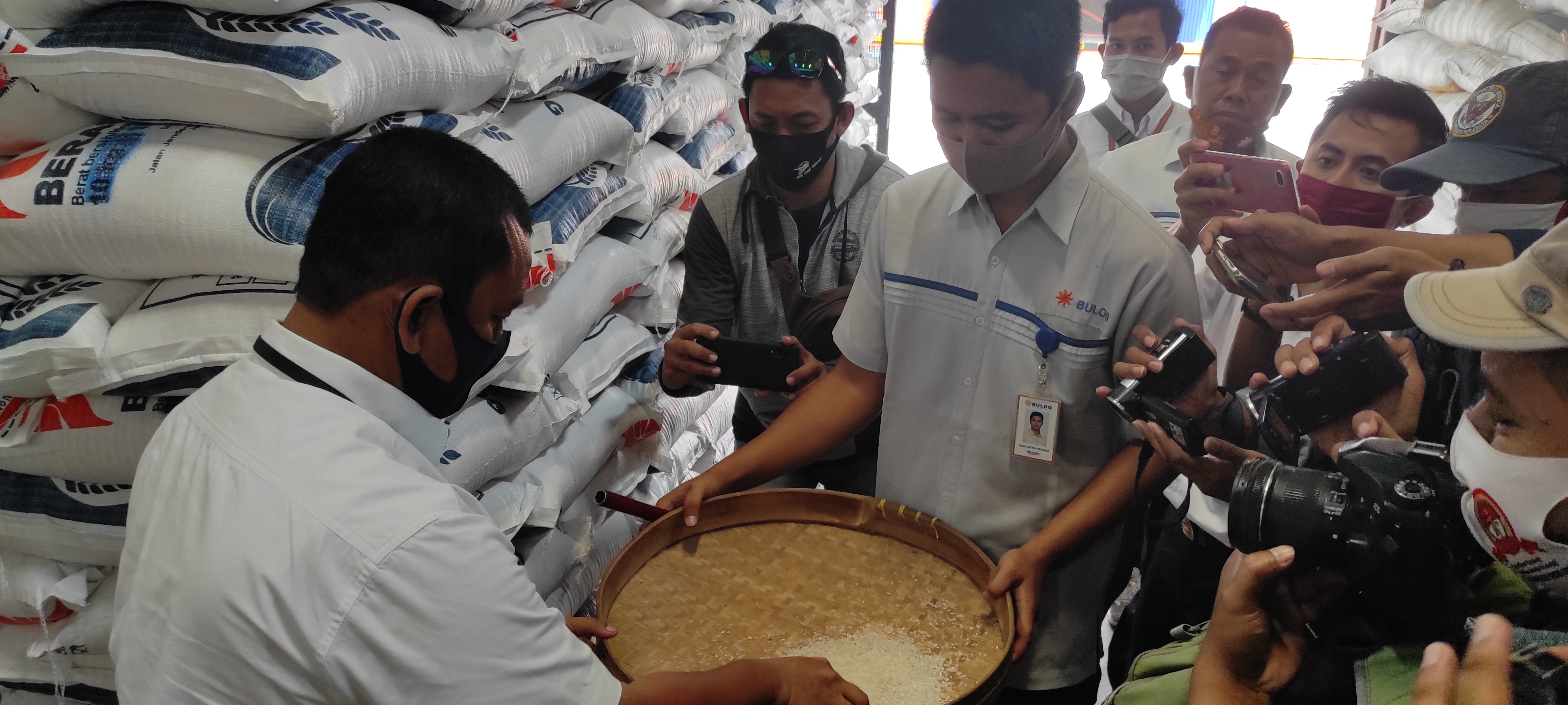 Kepala Bulog saat melakukan inspeksi mendadak kesiapan pendistribusian beras di gudang. (Foto: Fendhy Plesmana/Ngopibarebng.id)
