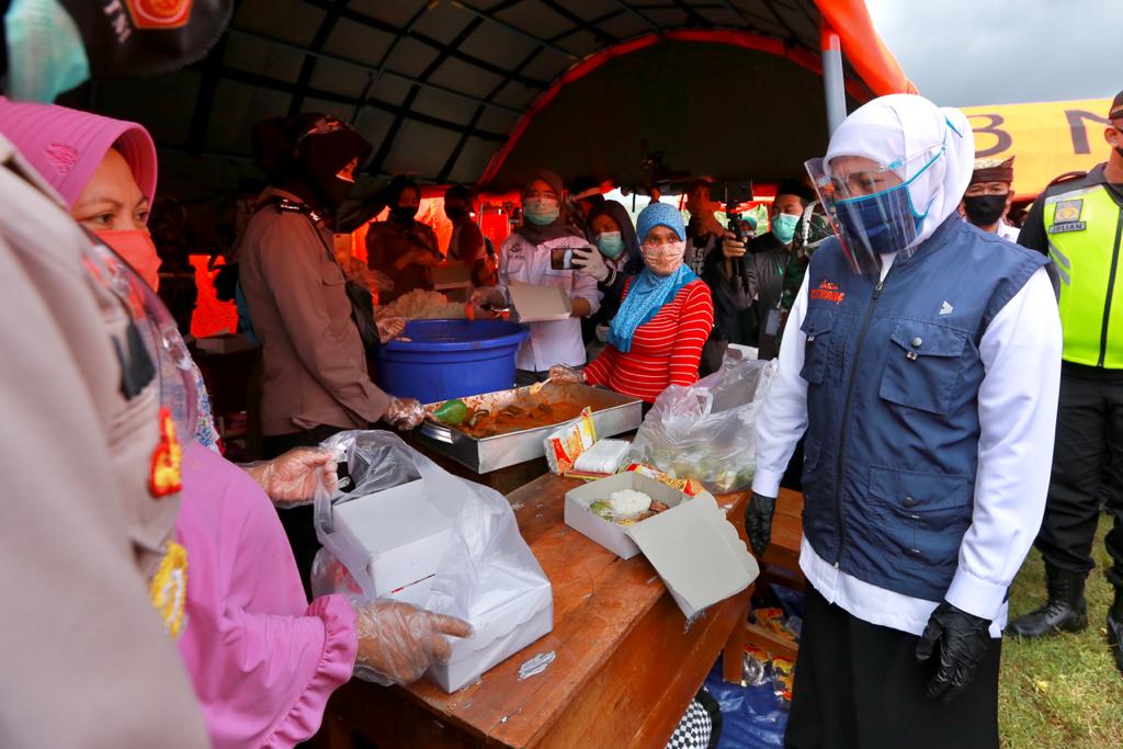 Gubernur Jawa Timur Khofifah Indar Parawansa meninjau dapur umum yang memasok kebutuhan makan santri selama karantina massal. (Foto: Istimewa)