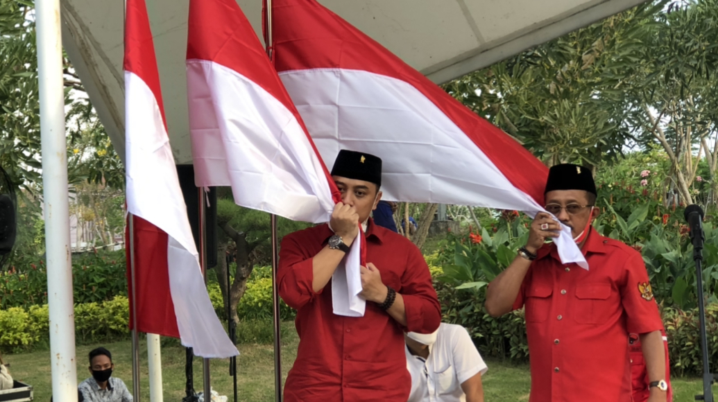 Eri Cahyadi -Armuji usai berpidato deklarasi sebagai paslon Wali dan Wakil Wali Kota Surabaya (Andhi Dwi/ Ngopibareng.id)