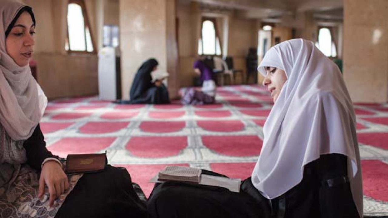Muslimah membaca Al-Quran tak lepas dari bacaan Basmalah. (Foto: istimewa)